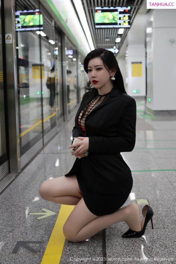 王格 王婉悠 [XiuRen]高清写真图 2023.03.16 No.6421 王婉悠Queen 丝袜OL第6张图片